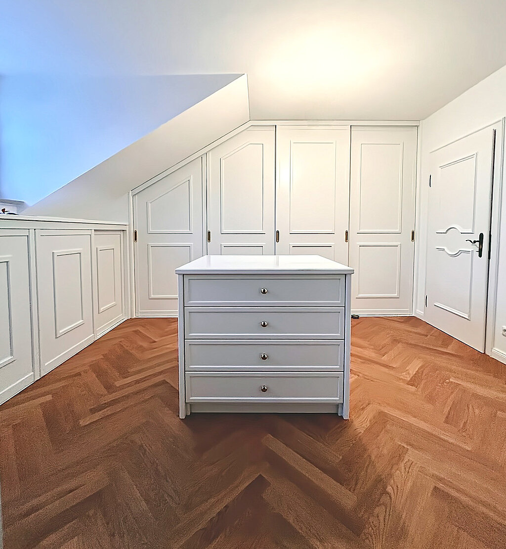 Der begehbarer Kleiderschrank bietet mit seinen eleganten Kassettentüren eine gelungene Kombination aus Stil und Funktionalität, um Ihre Kleidung stilvoll zu präsentieren und gleichzeitig für Ordnung zu sorgen.