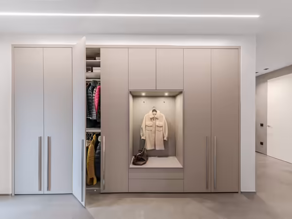 Moderne Garderobe mit Sitzbank und integrierter Beleuchtung