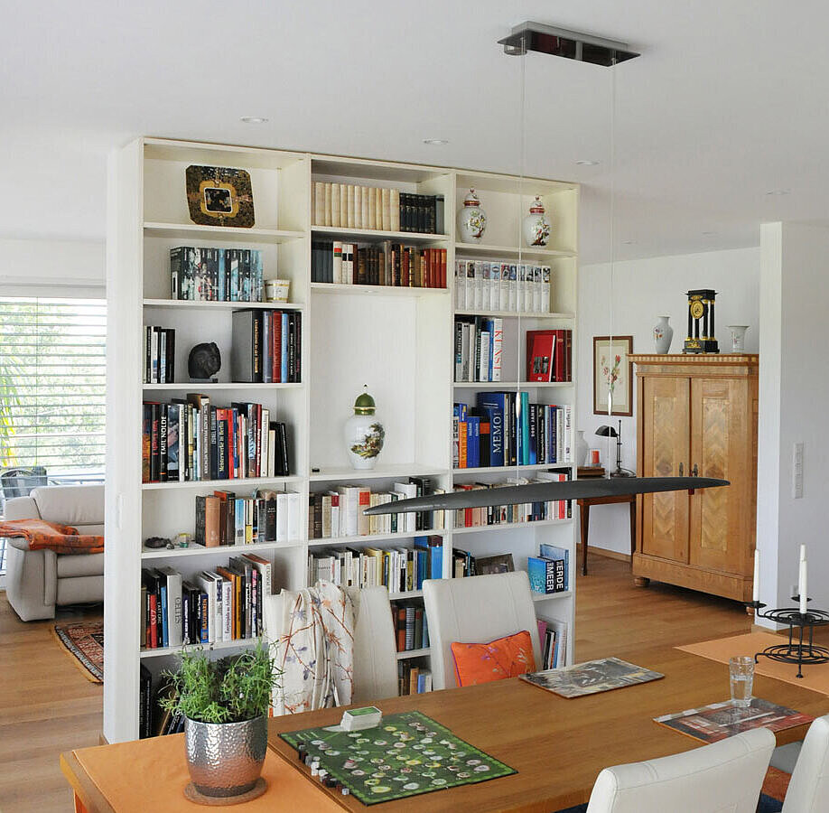 Maßgefertigtes Bücherregal als Raumteiler im Wohnzimmer genutzt