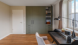 Schrank nach Maß mit Linoleum Dekor im Arbeitszimmer verbaut