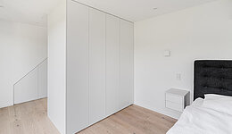 Einbauschrank als Raumteiler genutzt im Schlafzimmer