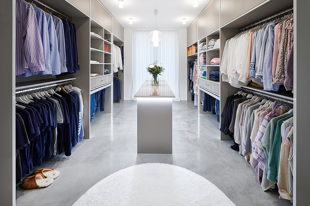 Jedes Zimmer – ob klein oder groß – lässt sich als begehbarer Kleiderschrank in ein wahres Raumwunder verwandeln: rundum vom Boden bis unter die Decke mit Regalen und Fächern versehen, entsteht Platz satt für Kleider, Schuhe oder Taschen.