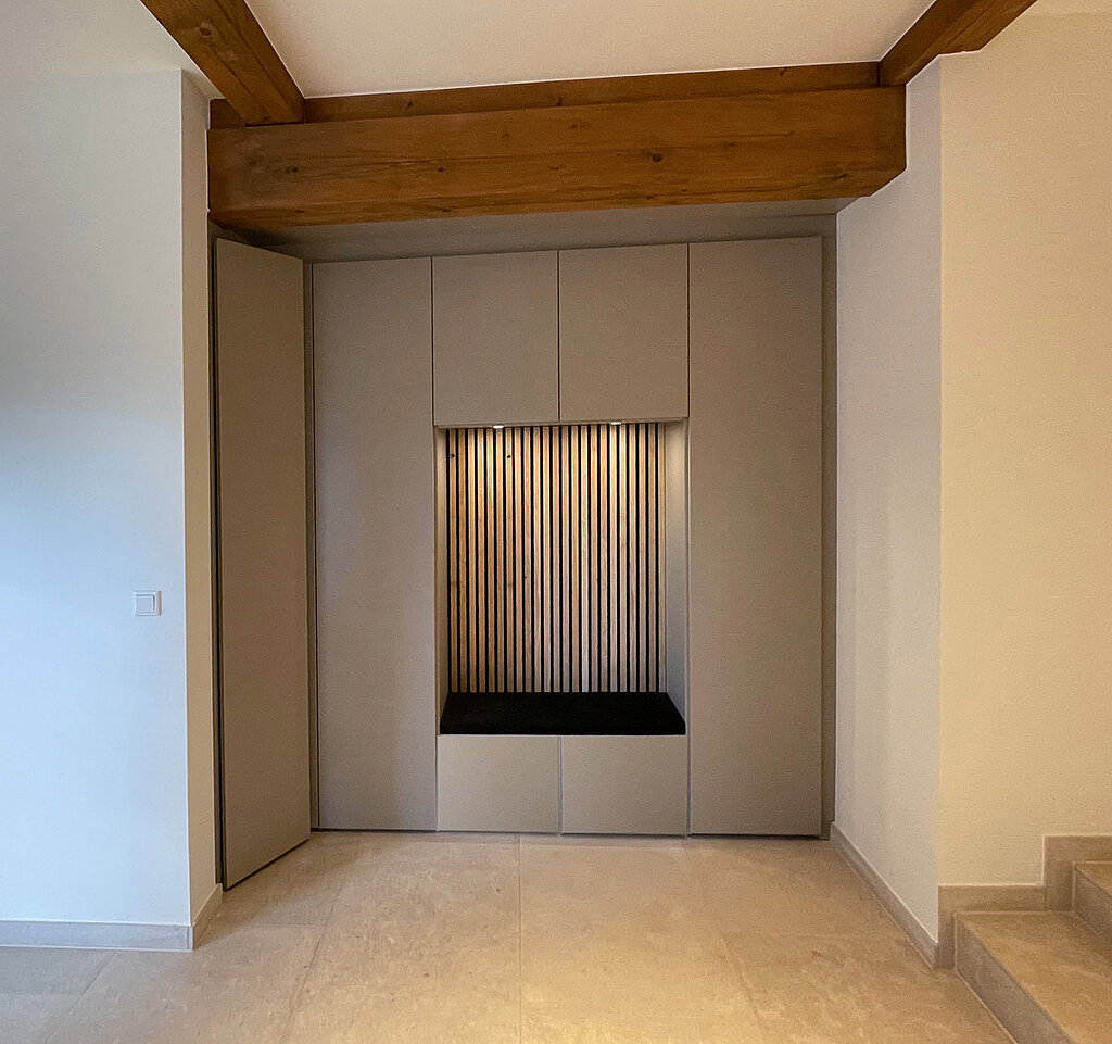 Für einen ganz besonderen Look sorgen die Holzpaneele, die im Sitzbereich der Garderobe verbaut wurden.