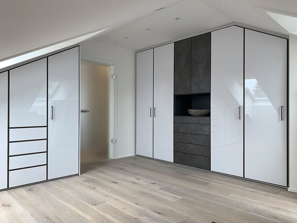 Das Besondere an einem CABINET? Er schmiegt sich auf Wunsch exakt gegen und unter Schrägen - so wird wirklich jeder Millimeter in praktischen Stauraum verwandelt! Unsere Kunden aus München haben hier die perfekte Stauraumlösung für ihr Zuhause erhalten.