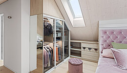 Moderner Schlafzimmerschrank unter der Dachschräge mit Glastüren