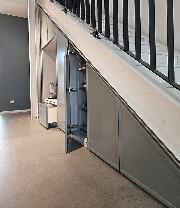 Einbauschrank in der Treppe eingebaut in Farrow & Ball Farben lackiert