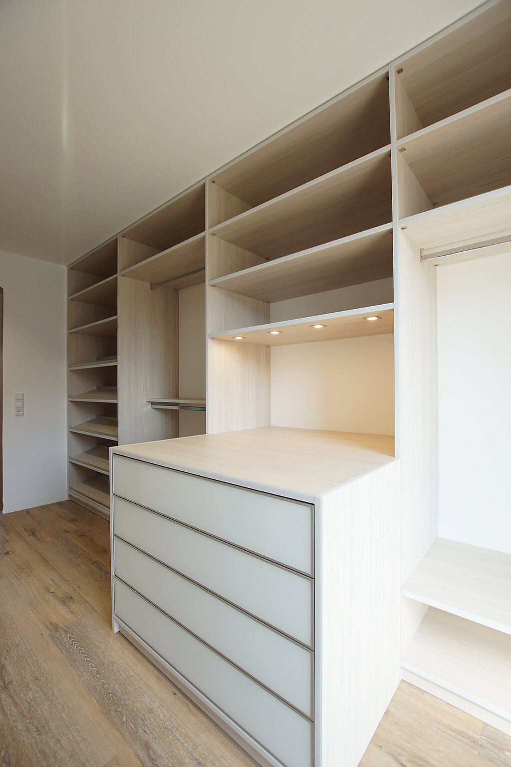 Natürlich und dennoch unheimlich praktisch: Dieses Ankleidezimmer bietet Platz für die gesamte Garderobe. Die Kommode in der Mitte dient als Ablagefläche, um Wäsche zu falten.