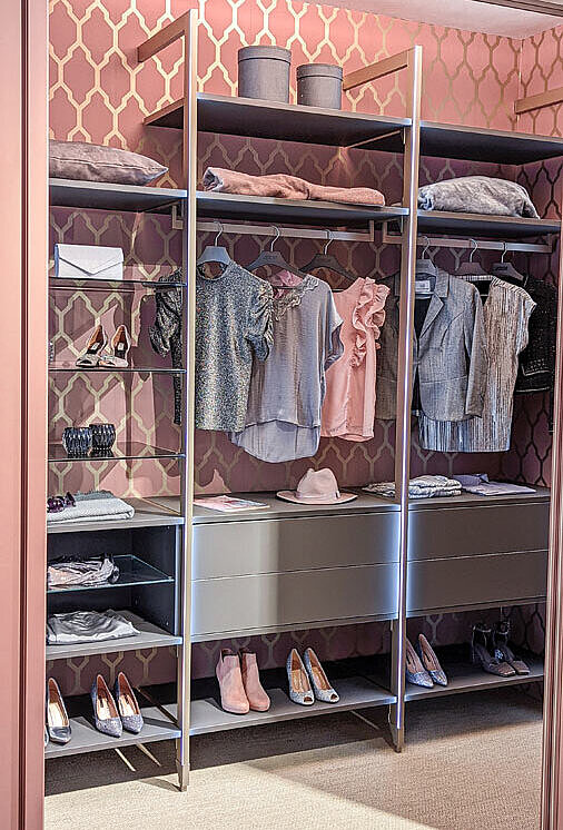 Offener Kleiderschrank mit Farrow & Ball Tapekte