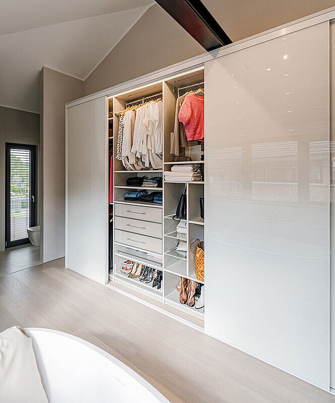Weißer geöffneter Schlafzimmerschrank mit individuellen Innenleben
