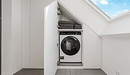 Minimalistischer Einbauschrank für die Schräge für Waschmaschine und Trockner