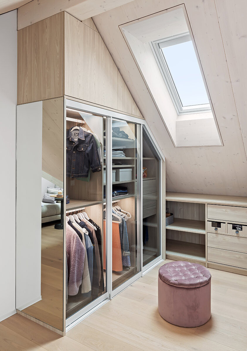 Dachschrägenkleiderschrank mit Glastüren im Schlafzimmer
