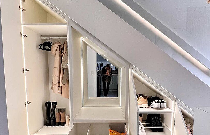 Modernes Ankleidezimmer mit Stollensystem von CABINET