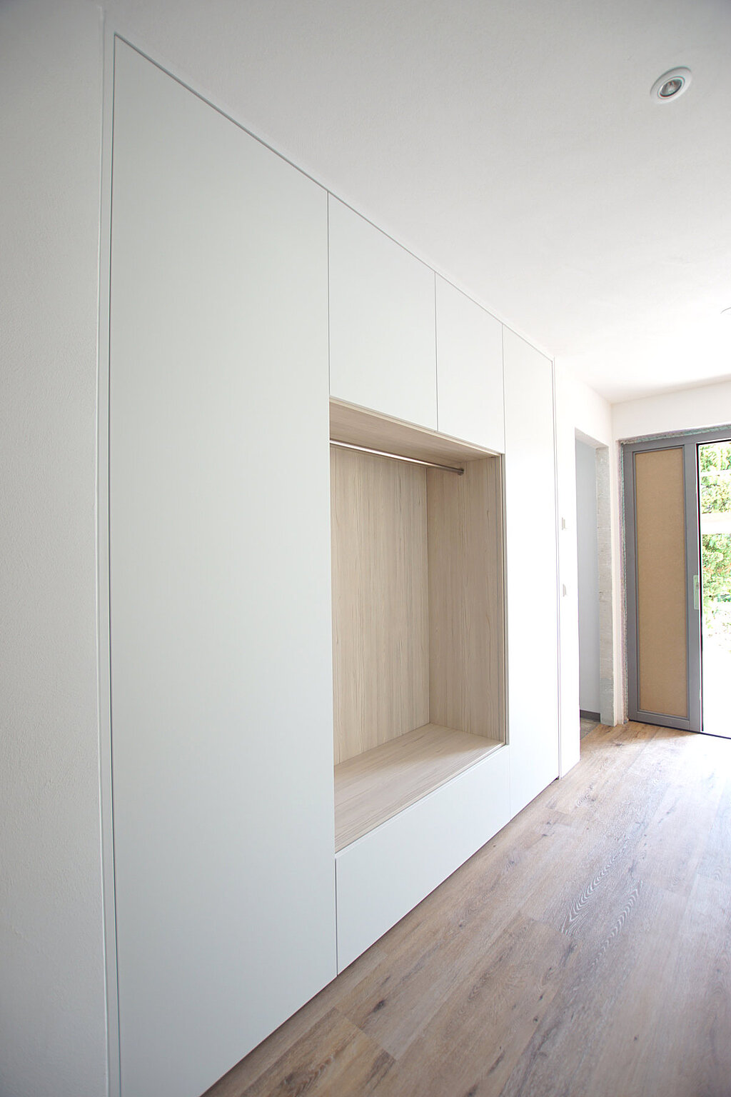 Schlicht, schön, praktisch - der weiße Garderobenschrank von unseren Händlern in Reutlingen bietet reichlich Platz für Schuhe, Jacken und mehr.