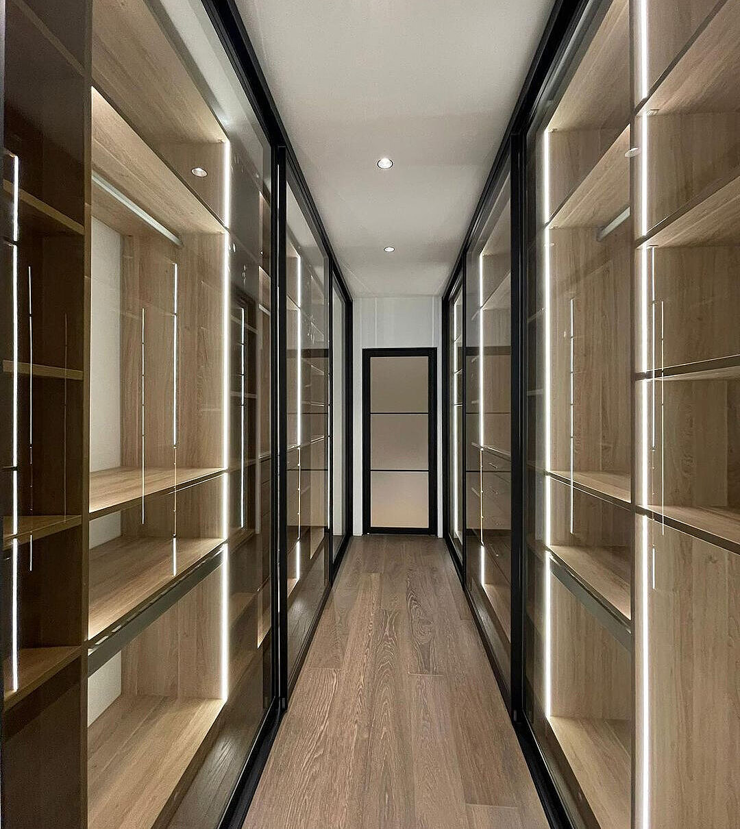 Glastürenschrank mit Holzdekor und integrierter Beleuchtung