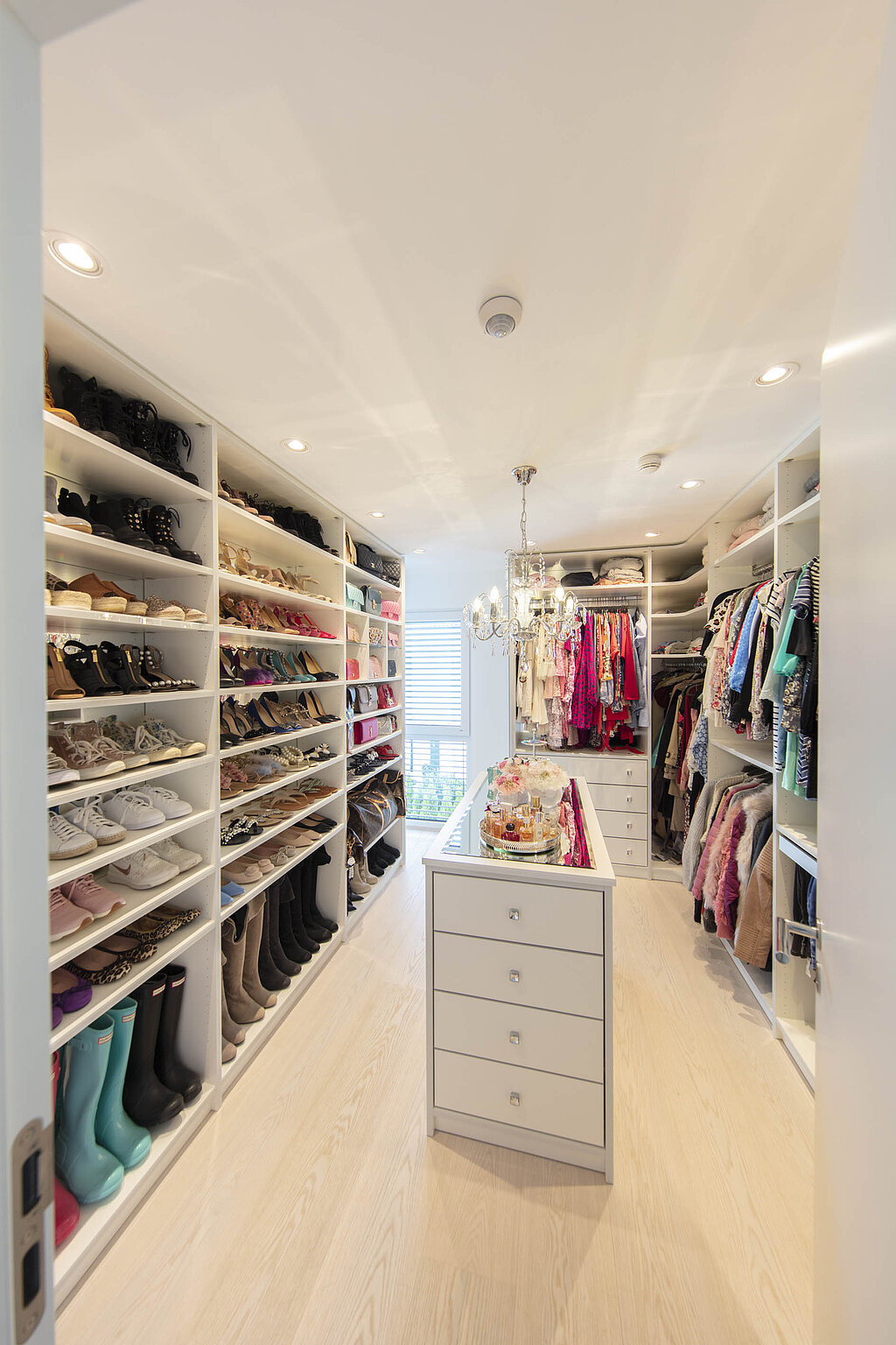 Ein ganzer Raum für Kleider, Schmuck, Parfums, Handtaschen und Schuhe... Welche Frau träumt nicht davon, den Kleiderschrank gegen ein ganzes Ankleidezimmer einzutauschen? Eine Kundin aus München hat sich diesen Traum in ihrem Zuhause nun erfüllt.