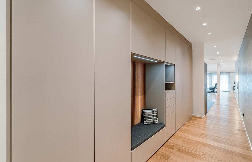 Garderobenschrank nach Maß mit Sitznische und Akustikpaneele