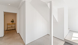 minimalistischer Garderobenschrank nach Maß unter der Dachschräge verbaut