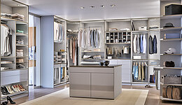 Begehbarer Kleiderschrank mit Mittelkommode Nebelgrau