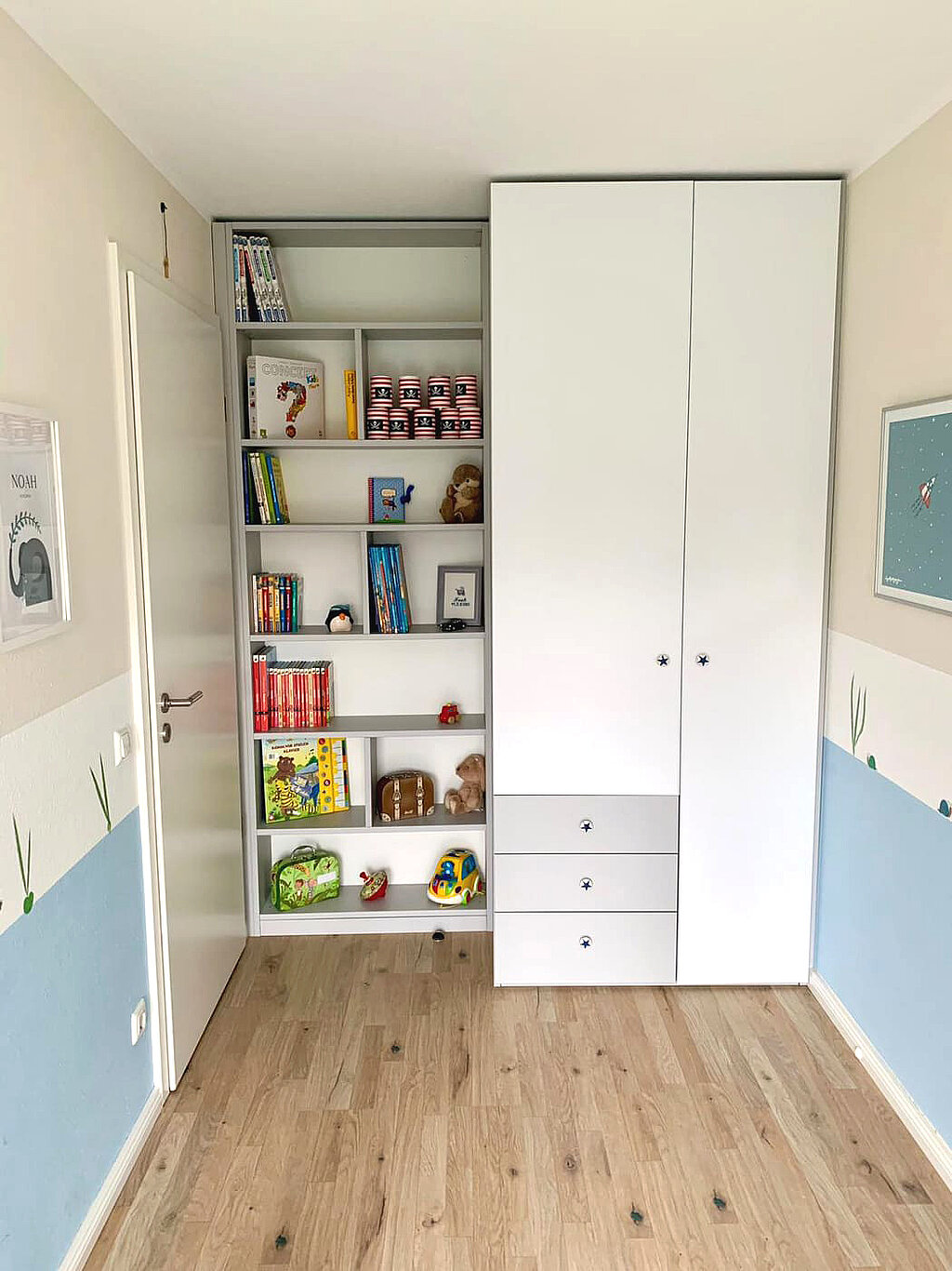 Auch im Kinderzimmer kann eine Nische mit CABINET optimal genutzt werden, so dass hier Platz für die persönlichsten Schätze entsteht. Der Mix von weißen Türen und Rückwänden und einem grauen Innensystem macht den Schrank zum absoluten Hingucker im Raum.