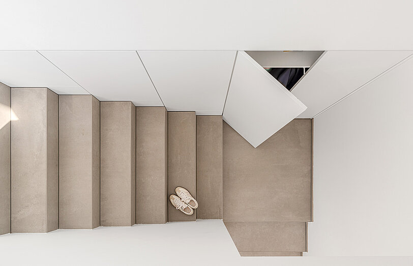 Treppeneinbauschrank mit weißen Fronten für einen minimalistischen Stil
