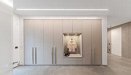 Beige Flurgarderobe mit integrierter Sitznische, stilvoll und funktional im Eingangsbereich.