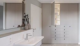 Badschrank mit Drehtüren