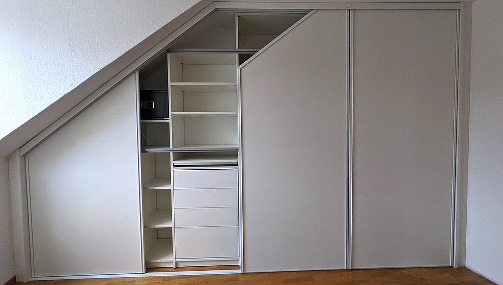 Dass es nicht immer weiß sein muss, beweist der Einbauschrank unserer Kundin. Die sanfte Farbe wirkt nicht aufdringlich, sondern fügt sich schön dem Gesamtbild des Raumes. Hinter Schiebetüren versteckt sich viel Platz für die gesamte Garderobe.