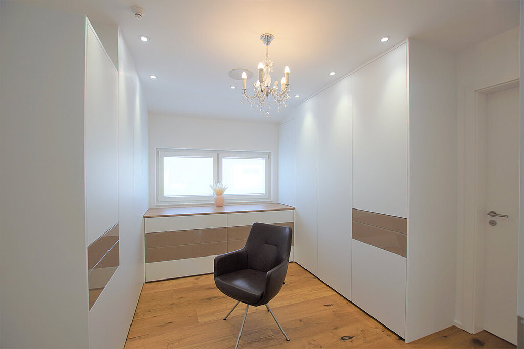 Unser Fachhändler in Reutlingen hat eine ungenutzte Ecke im Haus in ein tolles Schranksystem verwandelt, welches Platz für die gesamte Garderobe bietet.