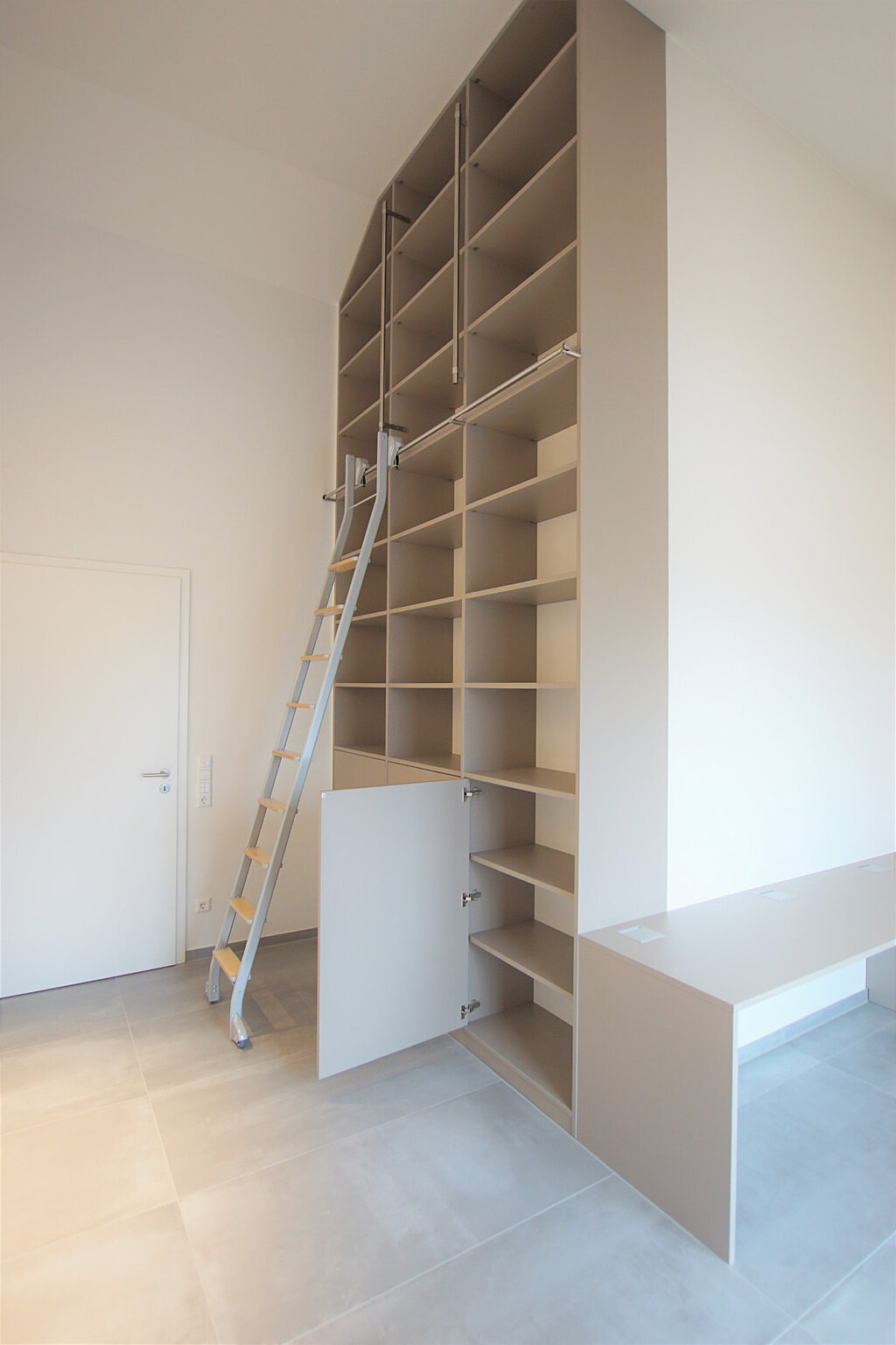 Selbst unter erschwerten Bedingungen, wie besonders hohe Decken, schafft CABINET maximalen Stauraum. Unser Fachhändler aus Reutlingen hat hier ein modernes Regalsystem für die Büchersammlung seines Kunden geplant.