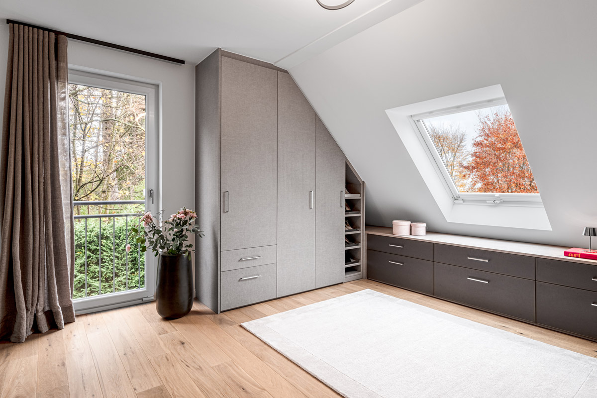Maßgefertigter Schrank unter der Dachschräge mit passendem Drempelschrank