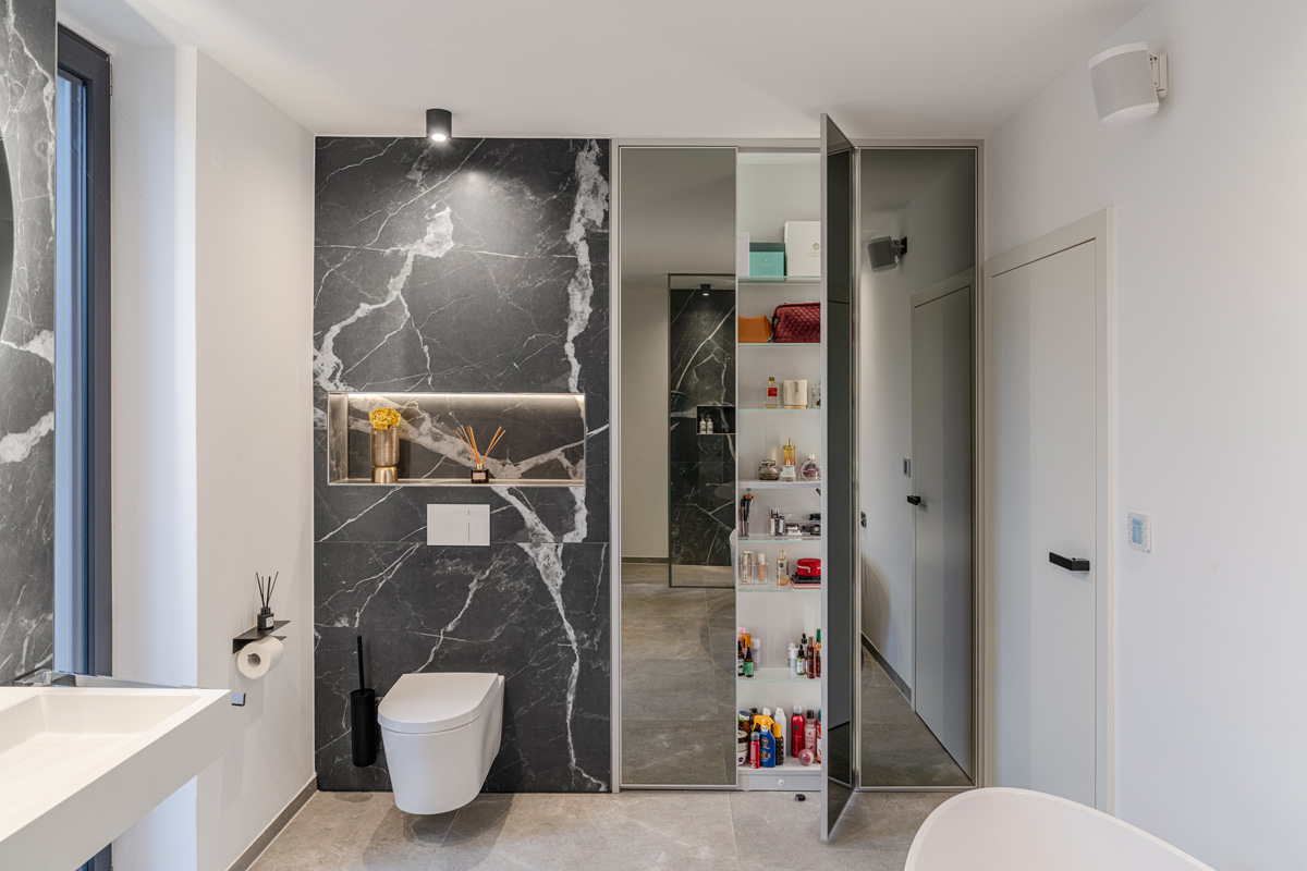 Einbauschrank im Badezimmer mit wenig Tiefe und Spiegeltüren
