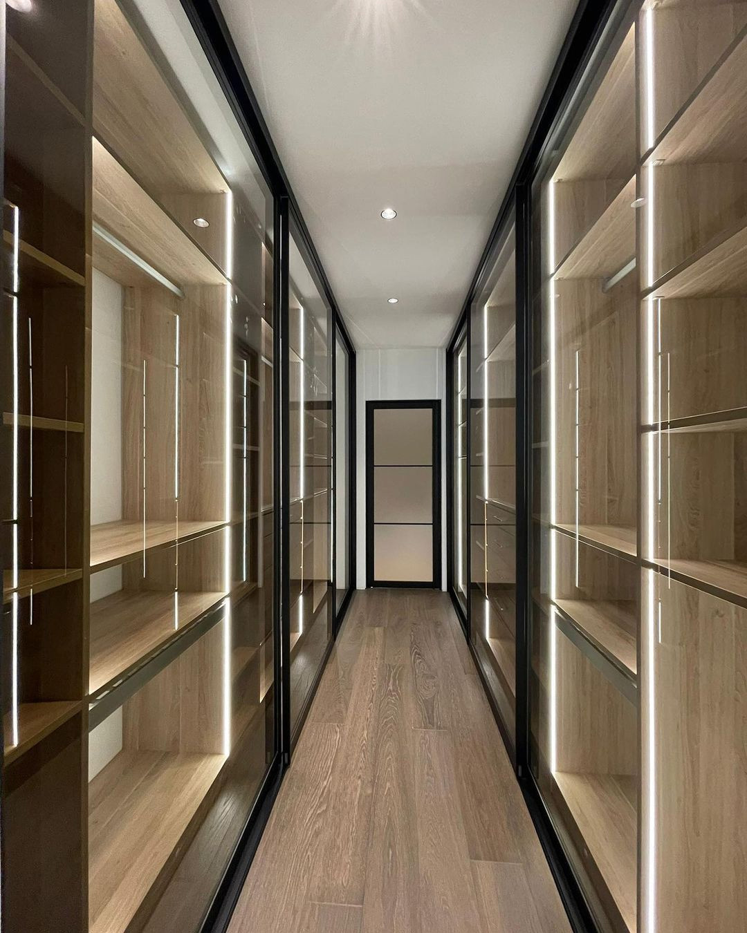 Schiebetürenschrank mit einem Holz Innensystem und Glasschiebetüren