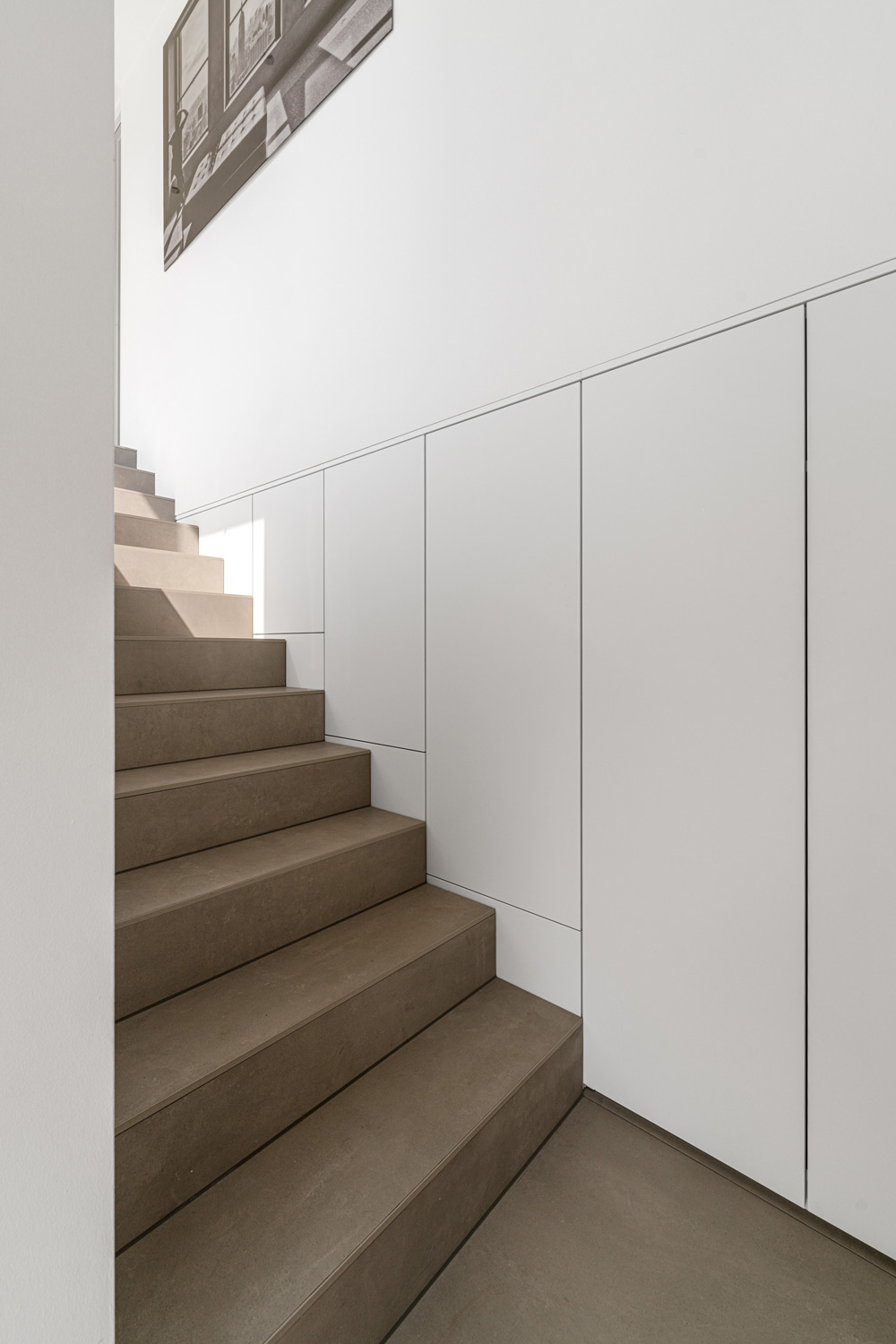 Perfekt für die Garderobe: Hinter den Türen verbirgt sich reichlich Stauraum, um Jacken, Schuhe und mehr zu verstauen.