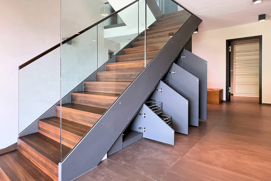 Maßgefertigter Schrank unter der Treppe mit dunklem Dekor