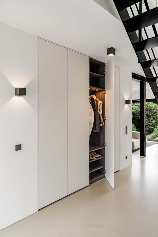 Einbauschrank mit Drehtüren