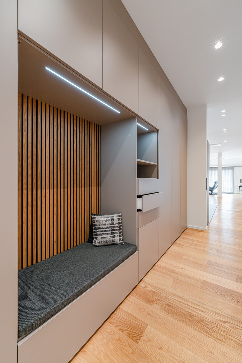 Schranktüren in Taupe für die Garderobe