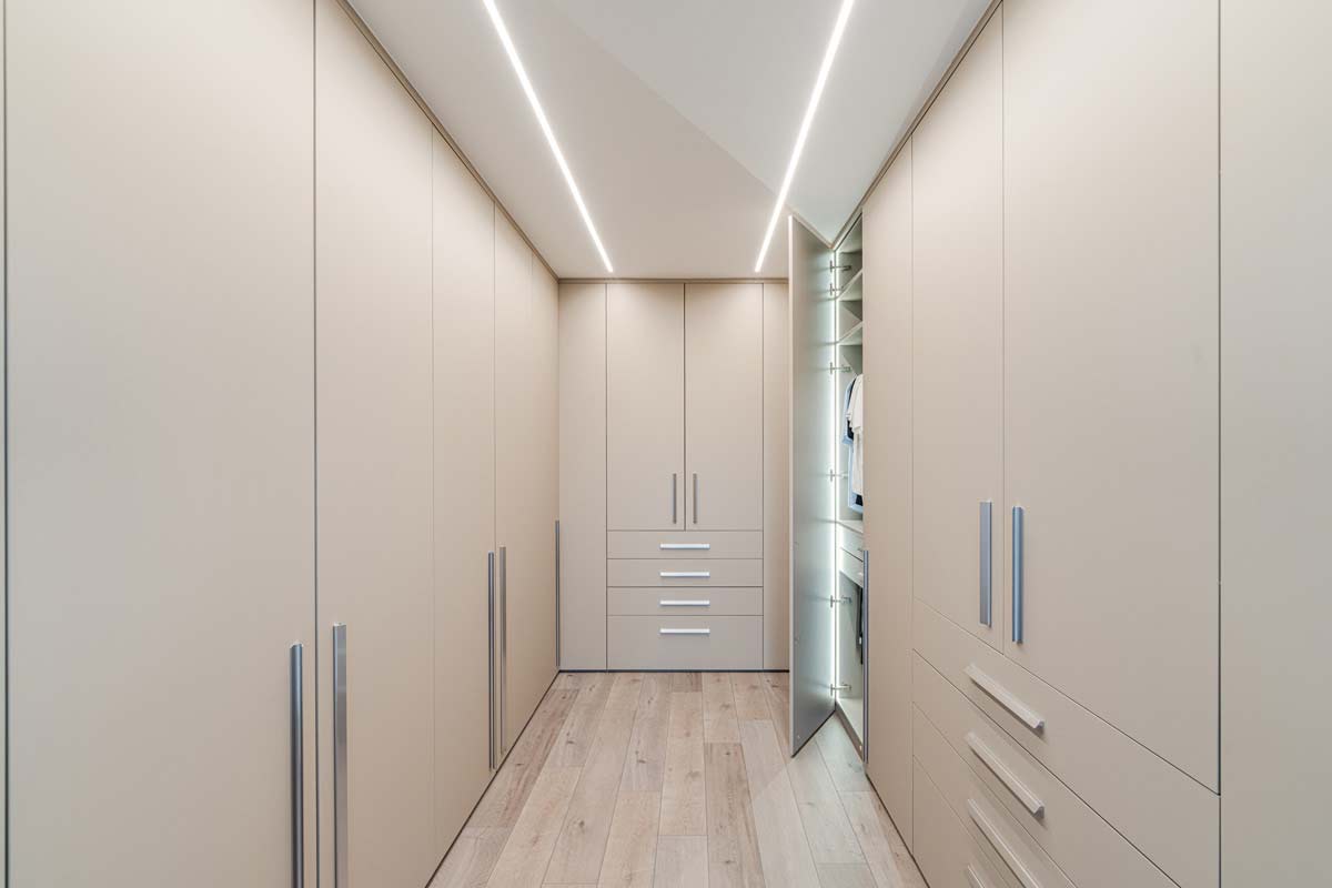 Moderne Schranktüren in Taupe für einen begehbaren Kleiderschrank