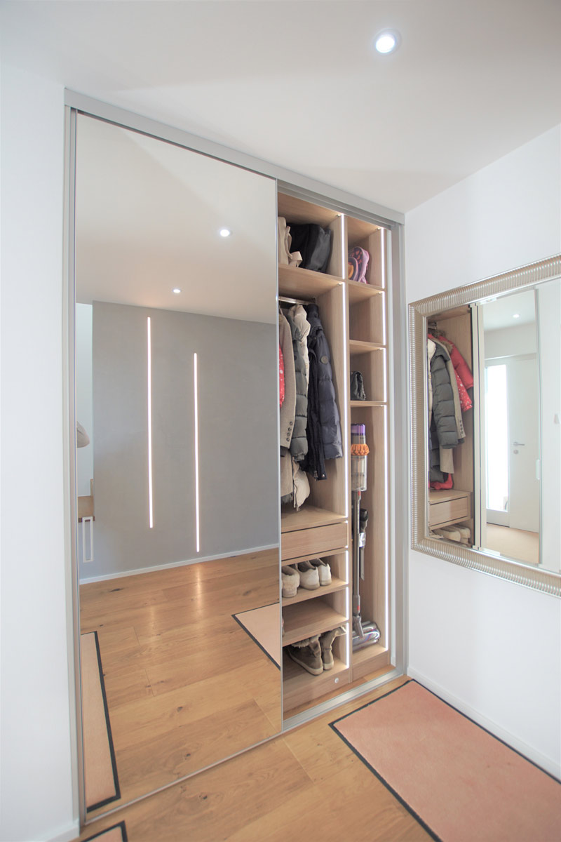Das neue Lieblingsaccessoire des Hauses: ein Garderobenschrank mit Spiegeltüren, welcher den Flur optisch größer erscheinen lässt.
