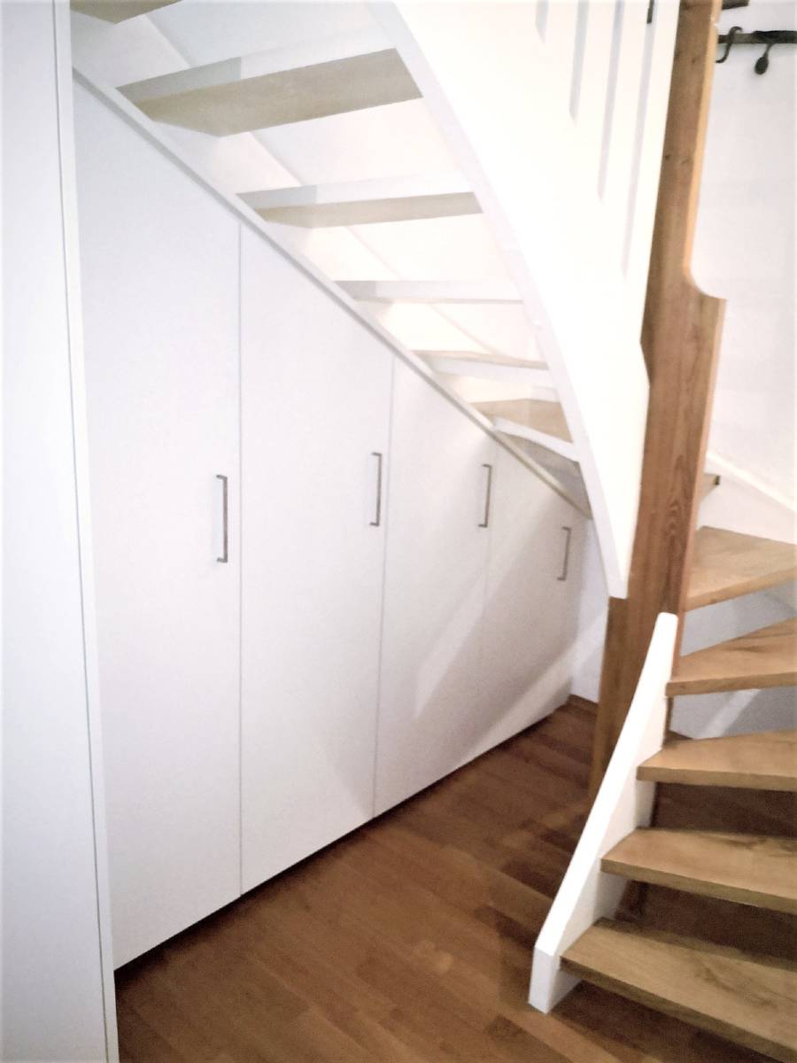 Der Schrank unter der Treppe – die Königsdisziplin unter den Einbauschränken. Unser CABINET-Fachhändler in Darmstadt hat hier Aufmaß genommen und so praktischen Stauraum für Schuhe, Jacken und mehr geplant.