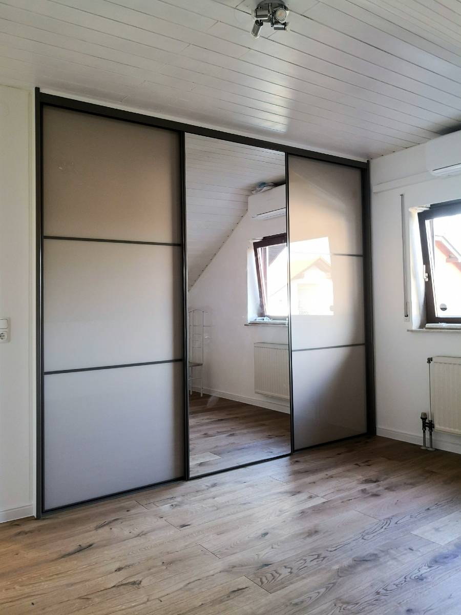 Eine langjährige CABINET-Kundin hat sich hier einen neuen Traum erfüllt: ein maßgefertigter Schiebetürenschrank mit Spiegelfront für das Schlafzimmer. Die Trennstege auf den Türen lockern die Optik auf und machen den Schrank zum Hingucker.