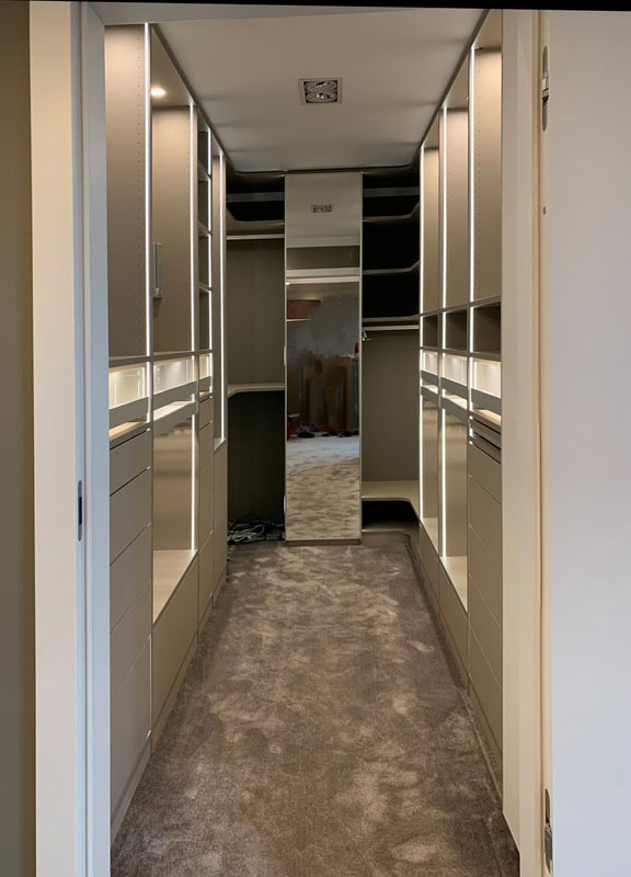 Persönlicher Luxus auf begrenztem Raum – unser begehbarer Kleiderschrank maximiert den Stil, auch wenn der Platz begrenzt ist.