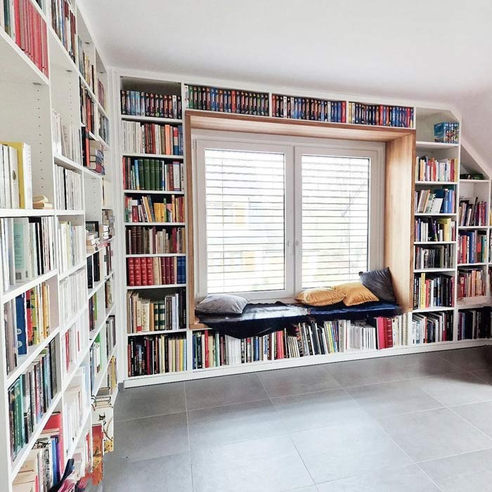 Eine schöne Oase in den eigenen vier Wänden, wo Geschichten zu Hause sind und Abenteuer auf jedem Regalbrett warten. Gefertigt wurde das Bücherregal von unseren Fachhändlern in Luxemburg.