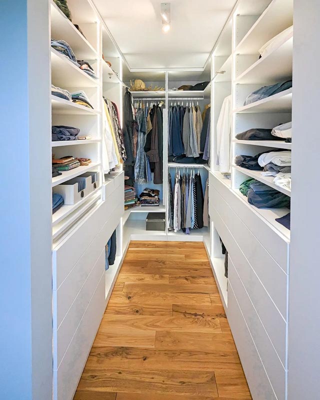 .. dank eines maßgefertigten Ankleidezimmers, welches die Höhe maximal ausnutzt uns so viel mehr Platz bietet als ein herkömmlicher Schrank.