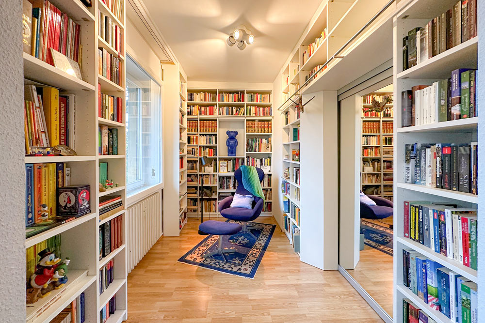 Aus dem Raum wurde mit maßgefertigten Schränken eine Bibliothek geschaffen