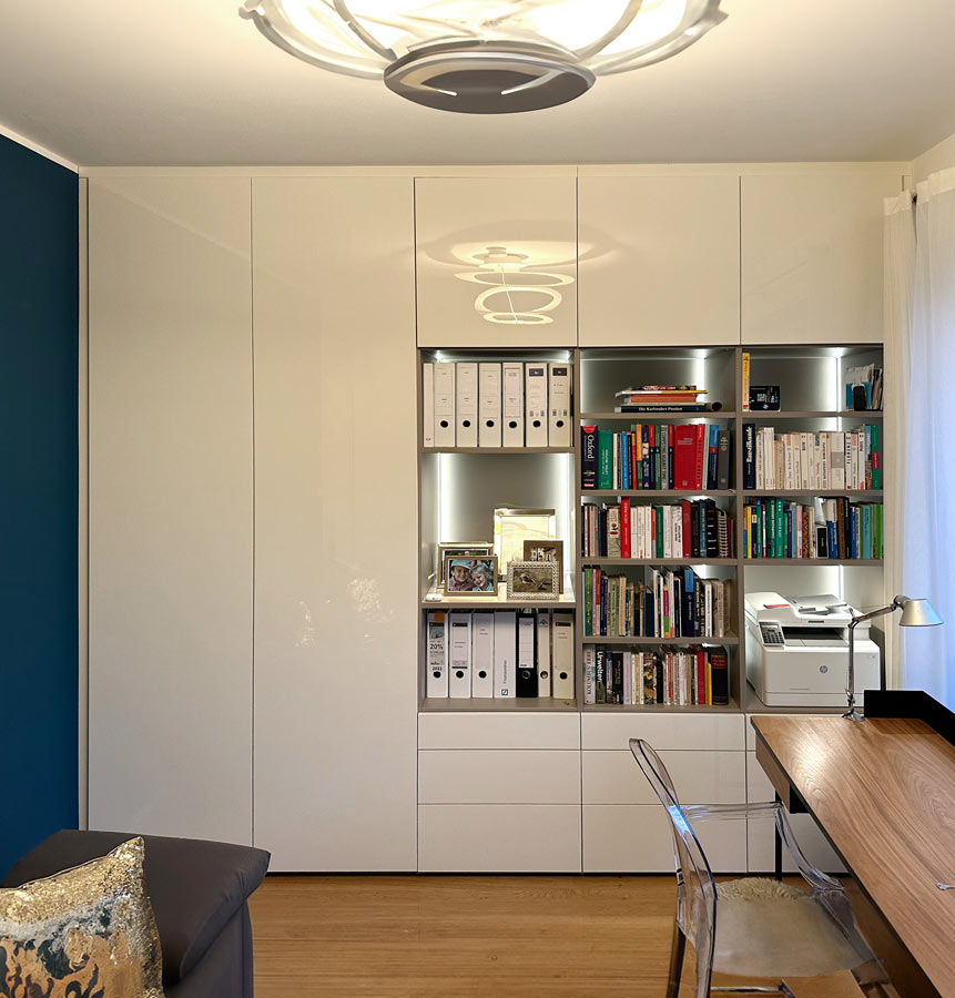 Maßgefertigte Lösung für Bücher und Ordner im Arbeitszimmer