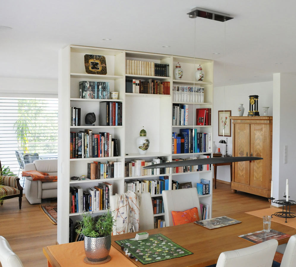 Stylischer Bücherschrank nach Maß, harmonisch in die Wohnzimmereinrichtung integriert.