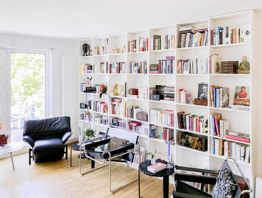 Moderner Bücherschrank nach Maß mit offenen Regalen für Bücher und Dekoration.