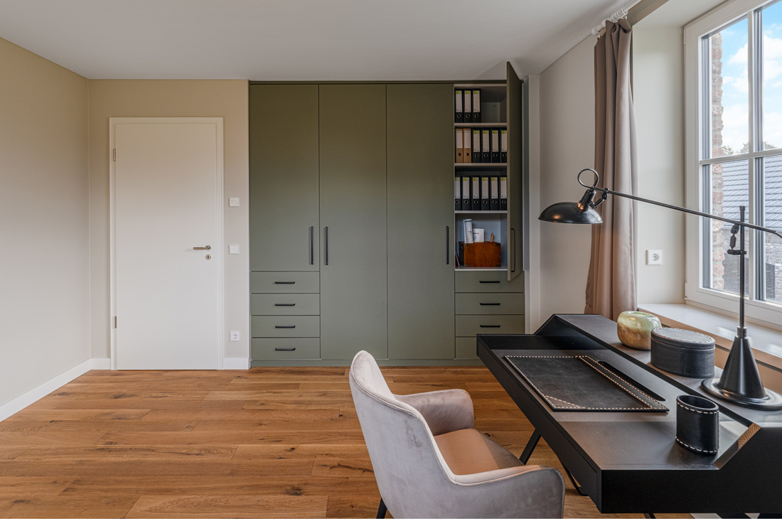 Büroschrank nach Maß mit Linoleum Oberfläche