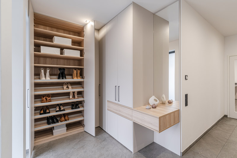 Kleiderschrank für die Ecke mit Spiegel