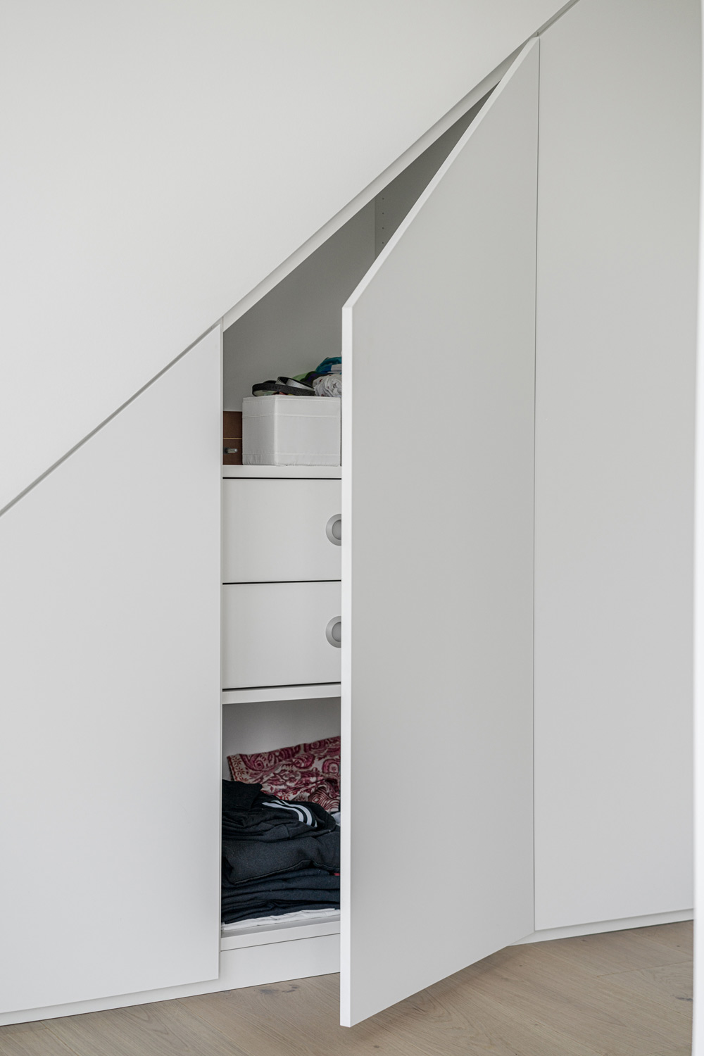 Schräg gefertigter Schrank perfekt angepasst an die Schräge